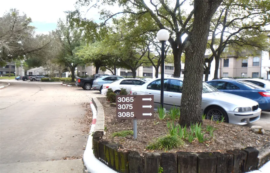 3085 Walnut Bend Lane #12, Houston, TX 77042 - Image #2