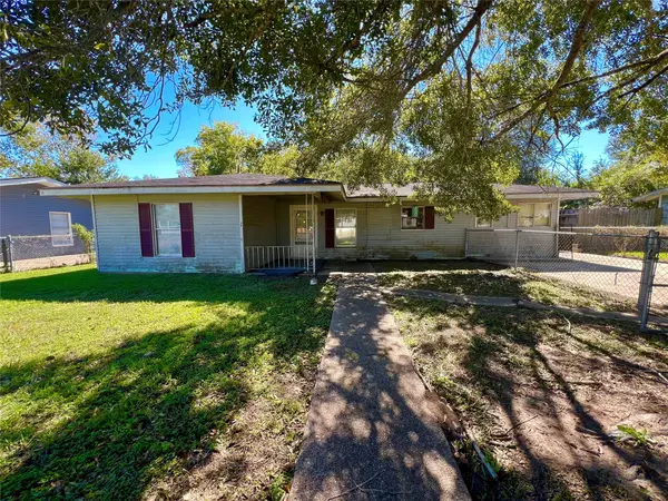 816 E Wilkins Street, Angleton, TX 77515