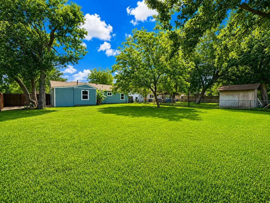 210 Laurel Street, Lake Jackson, TX 77566 - #3