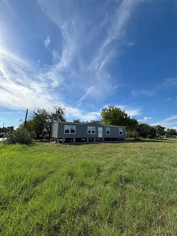 123 Reuben White Dr, Crosby, TX 77532