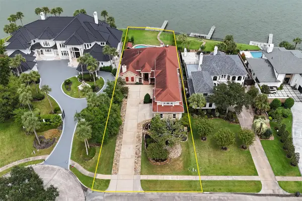 102 Twin Oaks Way, Kemah, TX 77565