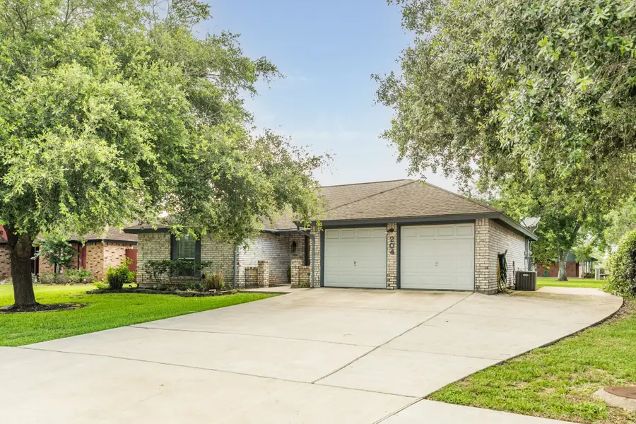 204 Corkwood Street, Lake Jackson, TX 77566 - #2