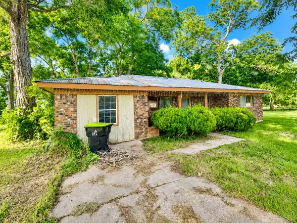 905 E Columbus Drive, Wharton, TX 77488