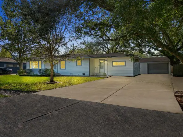 8113 White Avenue, Hitchcock, TX 77563