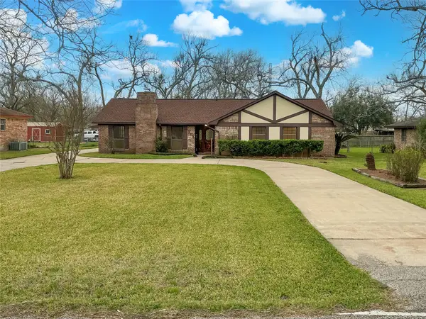 203 Old Angleton Road, Lake Jackson, TX 77566