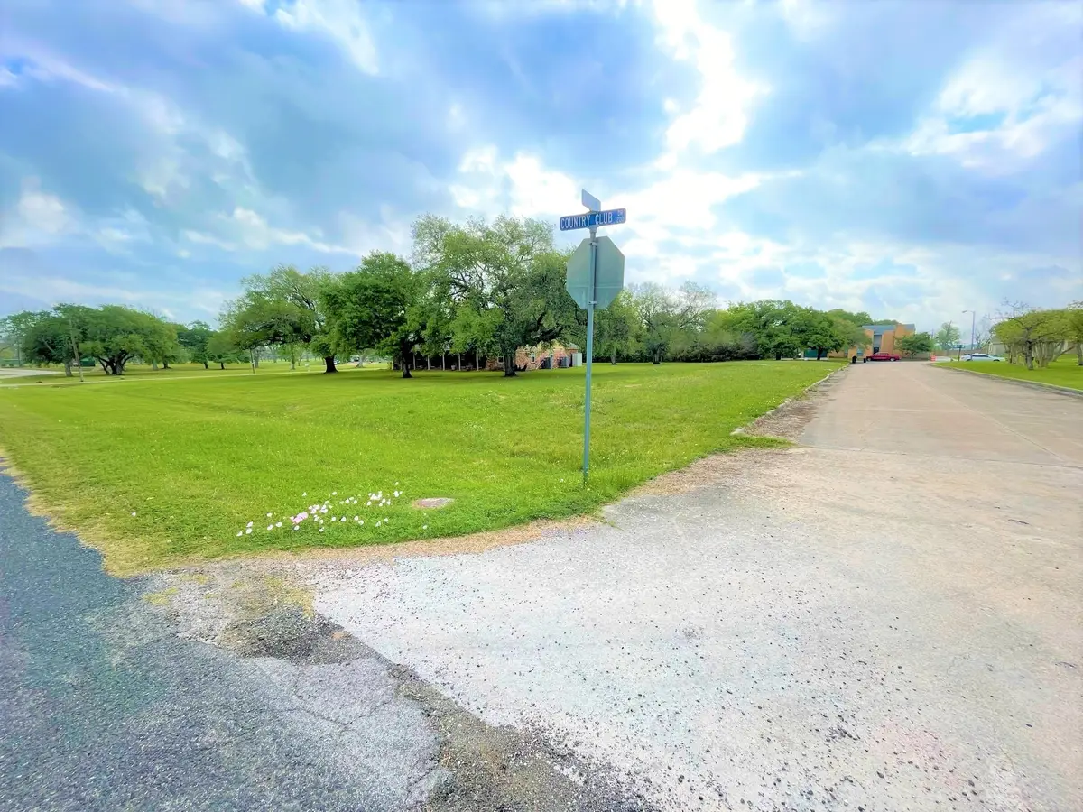 2825 Golf Crest Drive, Wharton, TX 77488 - Image #1
