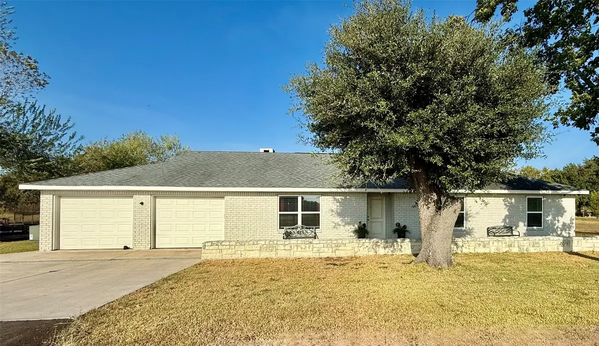 407 Lakeview Drive, Wallis, TX 77485 - Image #1