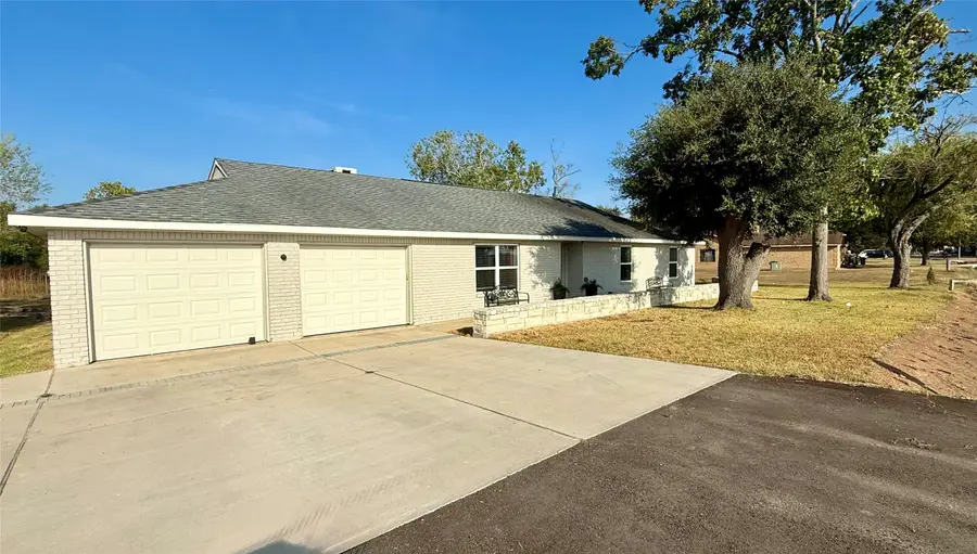 407 Lakeview Drive, Wallis, TX 77485 - Image #2