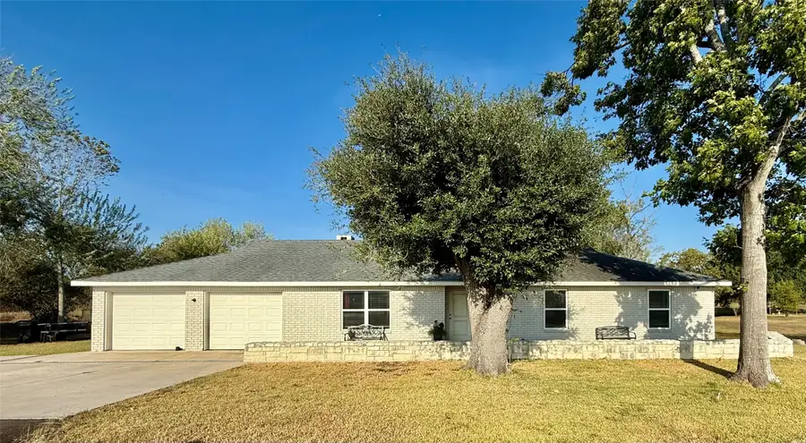 407 Lakeview Drive, Wallis, TX 77485 - Image #3