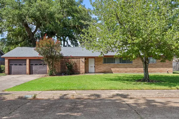 103 Ligustrum Street, Lake Jackson, TX 77566