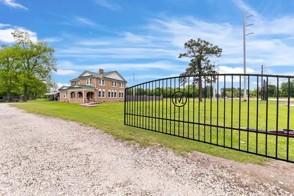 2222 N Main Street, Highlands, TX 77562