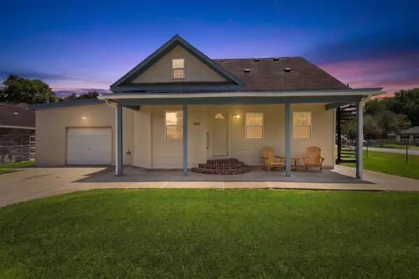 1215 E Walker Street, League City, TX 77573