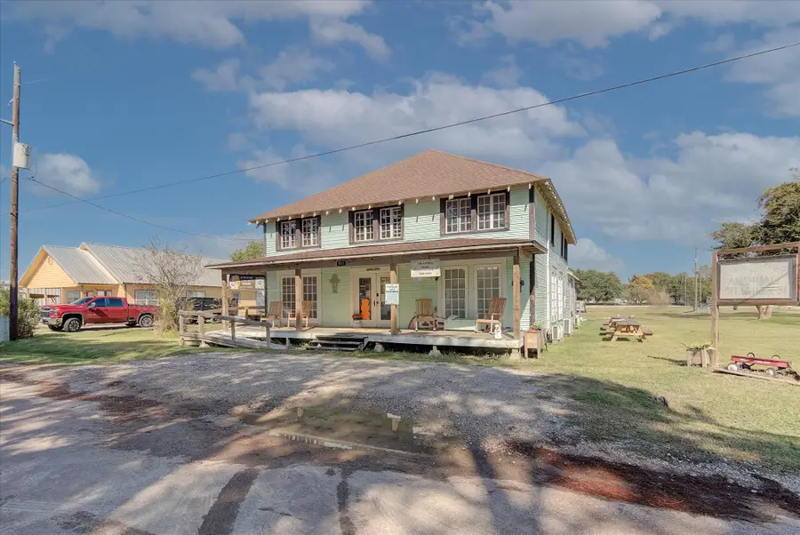 411 Willcox Street, Anahuac, TX 77514 - Image #2