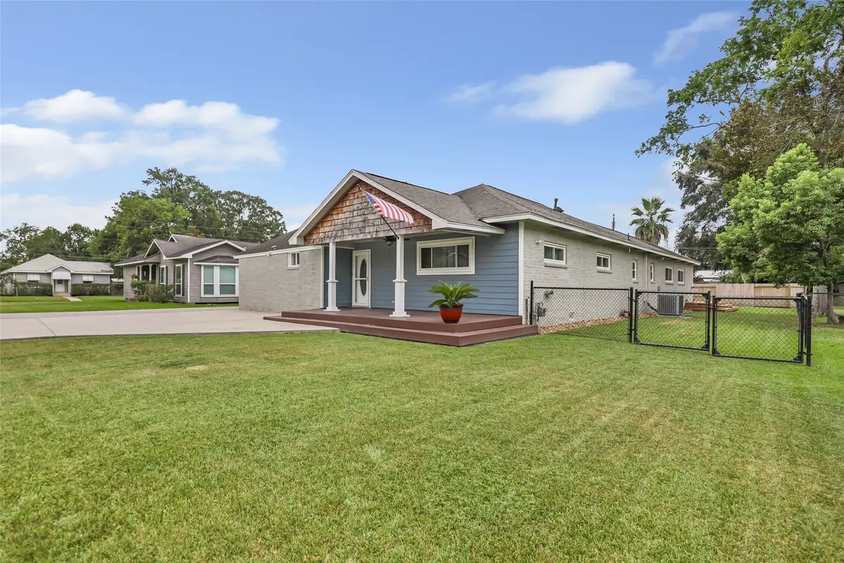 103 W Barrow Street, Dayton, TX 77535 - #1