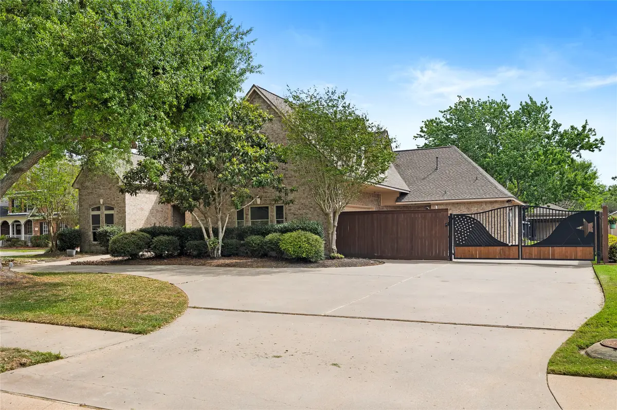 704 Heritage Oaks Dr, Angleton, TX 77515 - #1