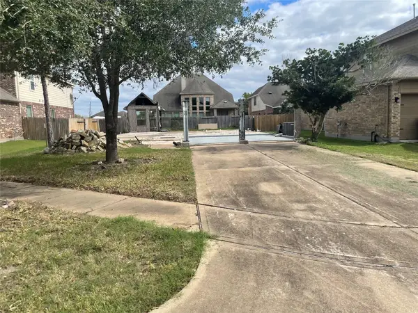 9415 Emerald Lakes Drive, Rosharon, TX 77583