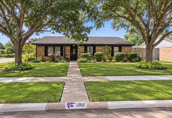 1907 N Rockisland Street, Angleton, TX 77515
