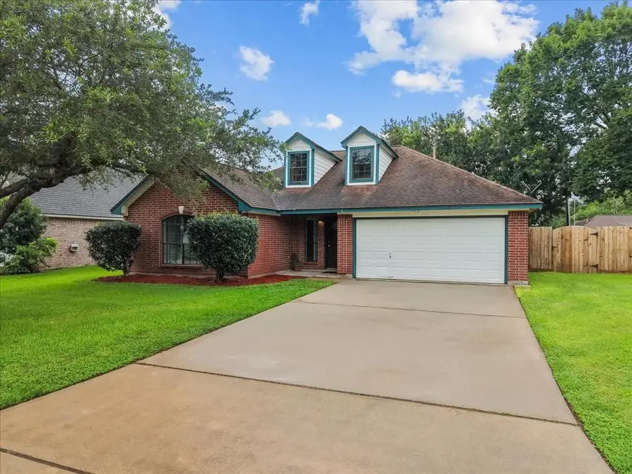 111 Jamestown Avenue, Clute, TX 77531 - #2