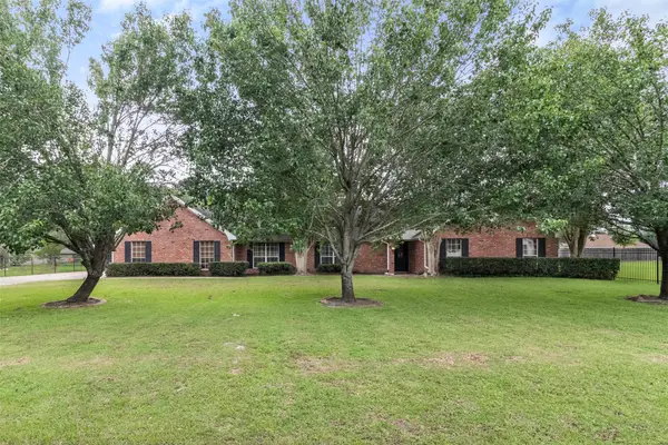 626 Meadowlark Lane, Winnie, TX 77665