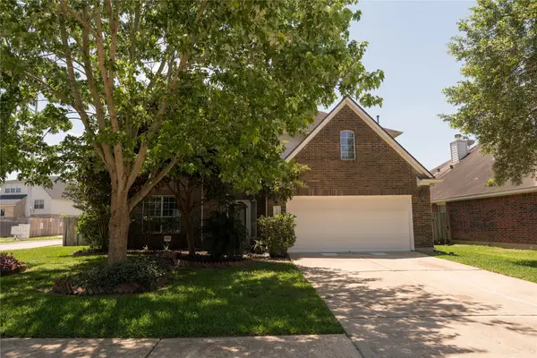 10102 Hidden Falls Drive, Pearland, TX 77584