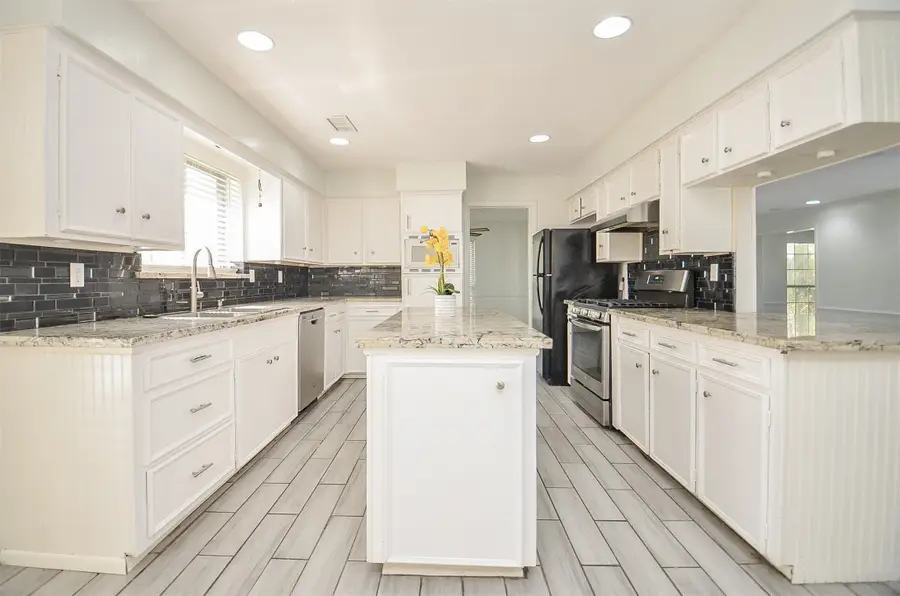 2711 Williamsburg Drive, Dickinson, TX 77539 - #3