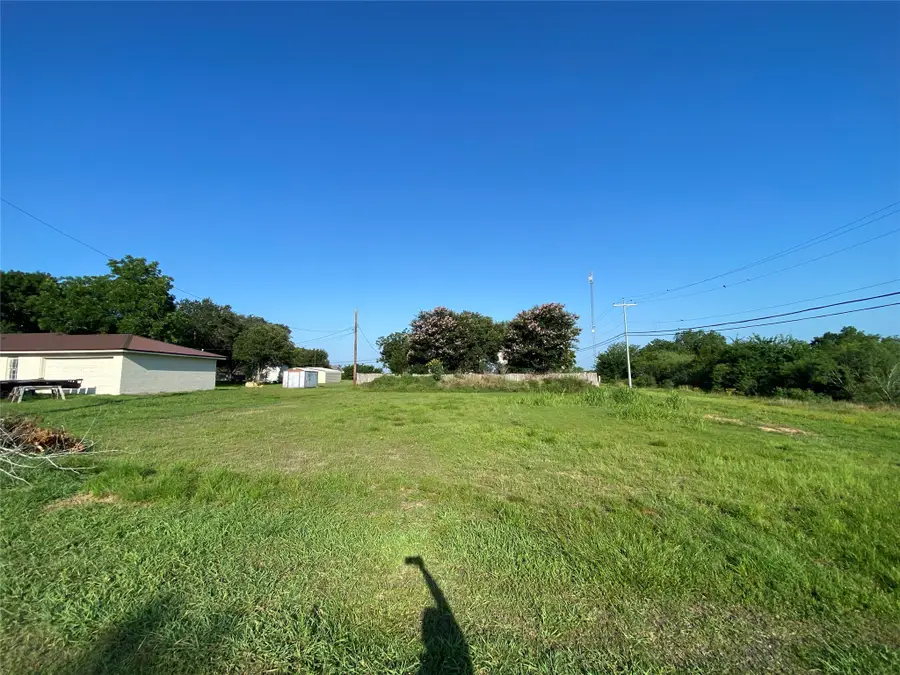 305 & 307 N Upton Avenue, Schulenburg, TX 78956 - Image #3