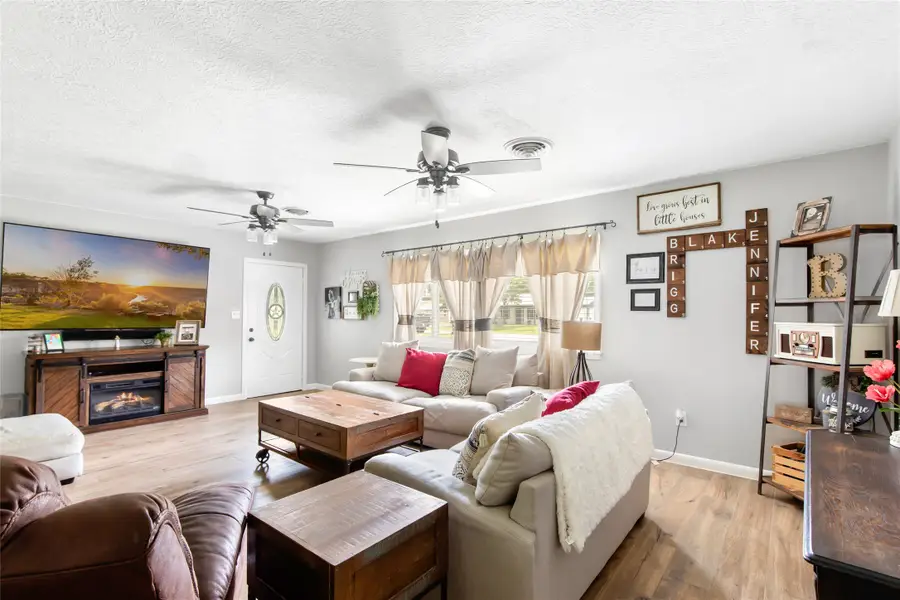 106 Lynn Street Street, Anahuac, TX 77514 - #3