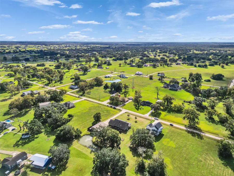155 Horse Shoe Trail, Angleton, TX 77515 - #2