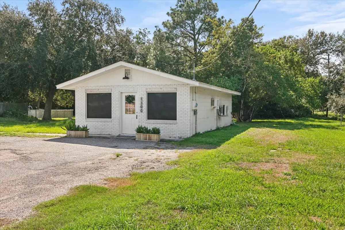 1300 S Kansas Avenue, Anahuac, TX 77514 - #1