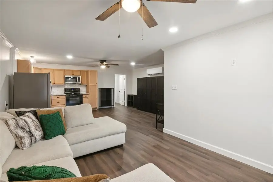 1300 S Kansas Avenue, Anahuac, TX 77514 - #3