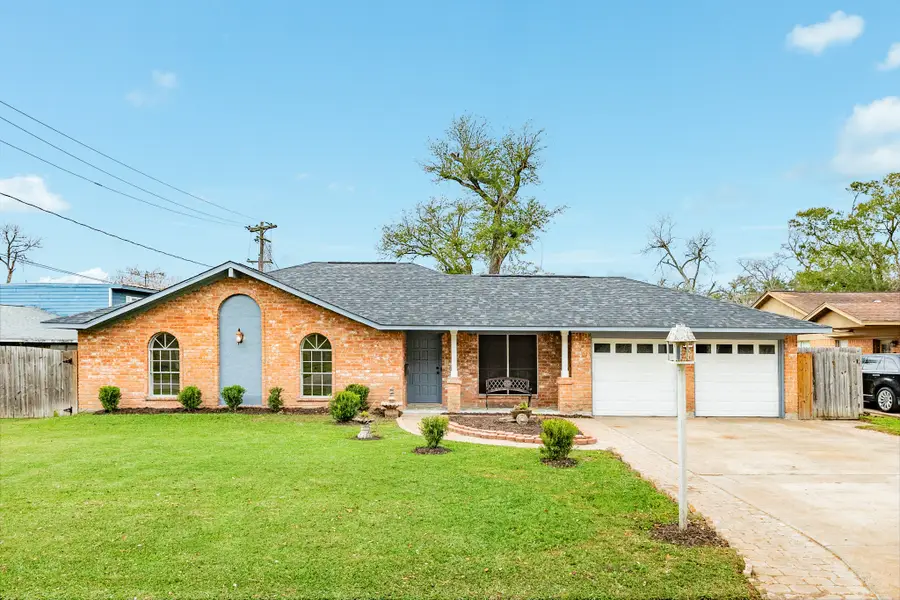 112 Pine St, Lake Jackson, TX 77566 - #2