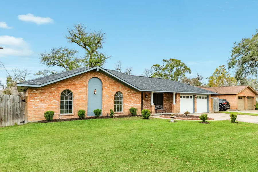 112 Pine St, Lake Jackson, TX 77566 - #3