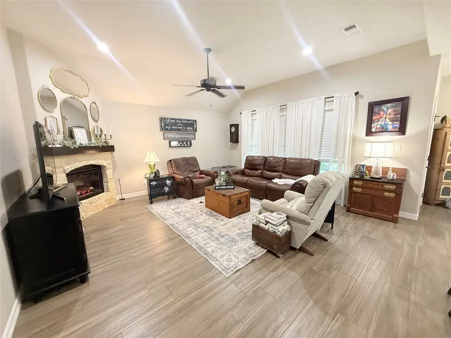 429 Twin Lakes Boulevard W, West Columbia, TX 77486 - #2