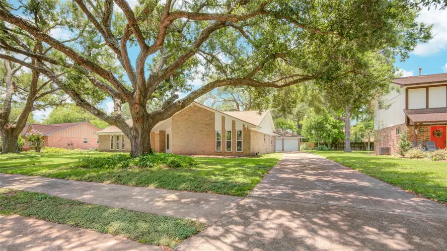 55 Flag Court, Lake Jackson, TX 77566 - Image #2