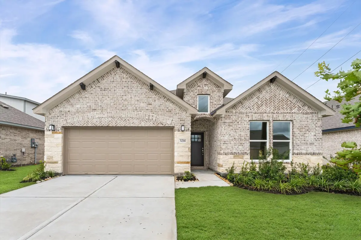 3214 Emerald Hills Dr, Angleton, TX 77516 - #1