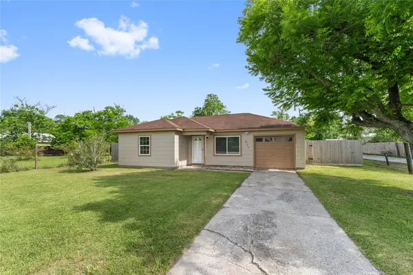 511 Jones Road, Highlands, TX 77562