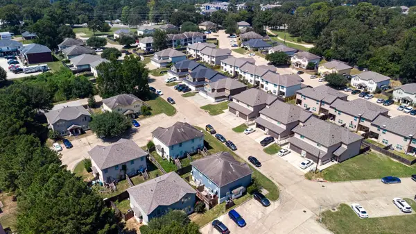 134-136 Sendero Drive, Huntsville, TX 77340