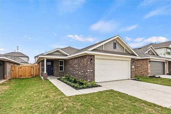 4402 W Bayou Maison Circle, Dickinson, TX 77539