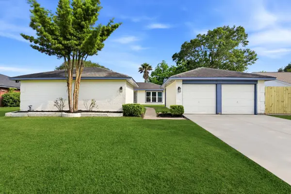 621 W Castle Harbour Drive, Friendswood, TX 77546