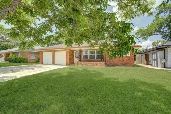 111 Carnation Street, Lake Jackson, TX 77566