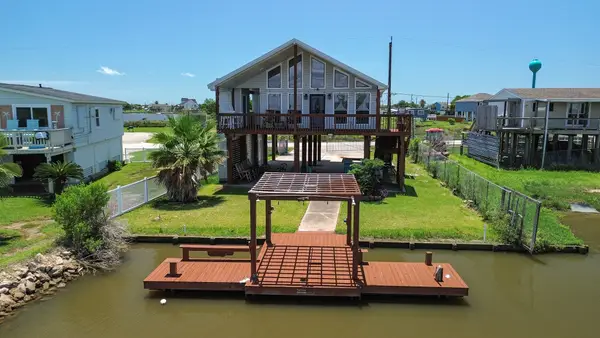 4702 Bayou Lane, Hitchcock, TX 77563