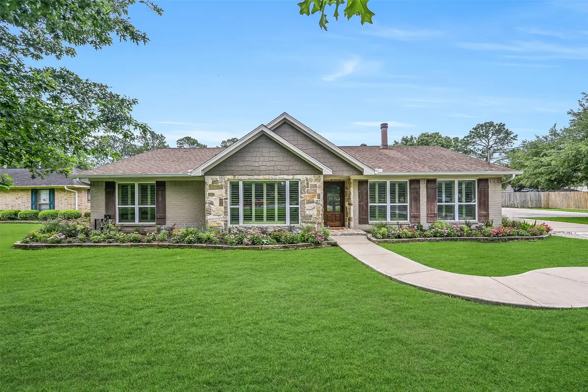 705 W Edgewood Drive, Friendswood, TX 77546 - #1