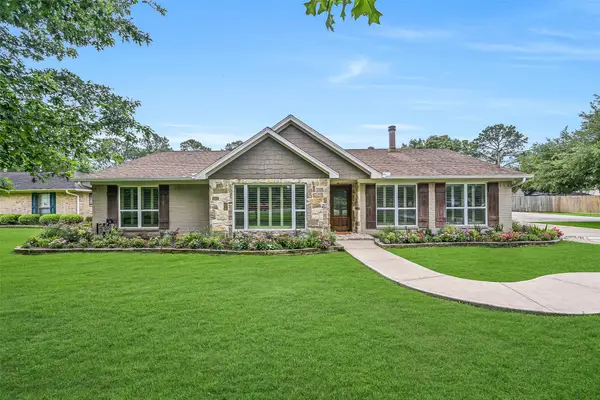 705 W Edgewood Drive, Friendswood, TX 77546