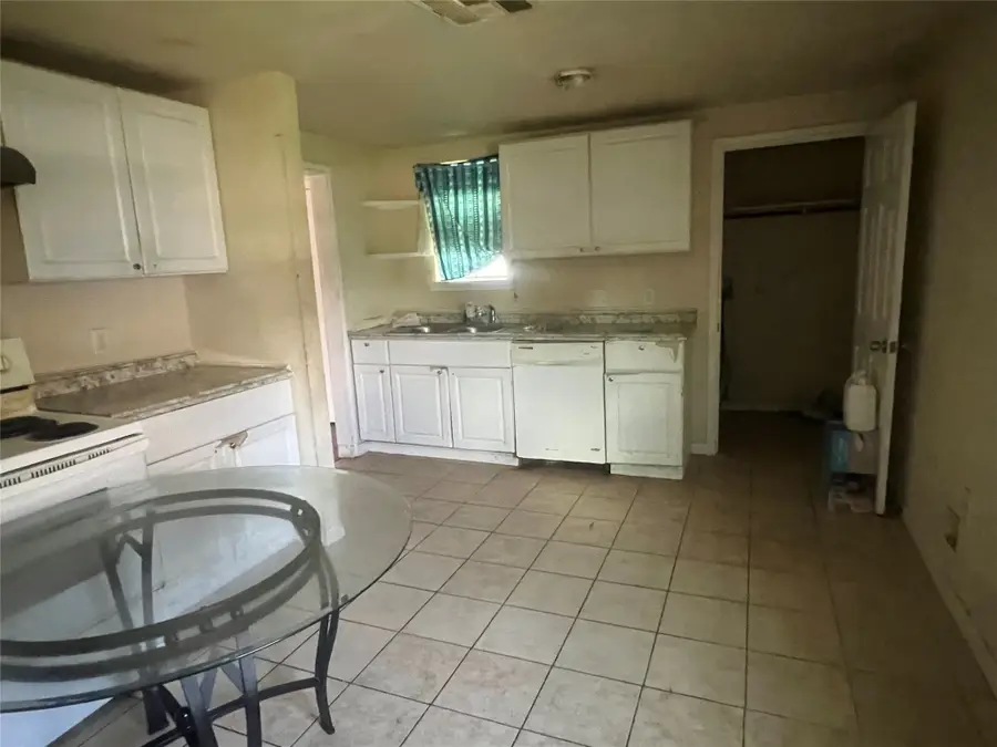 111 N 4th Street, La Porte, TX 77571 - #2