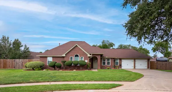 55 Zinnia Court, Lake Jackson, TX 77566
