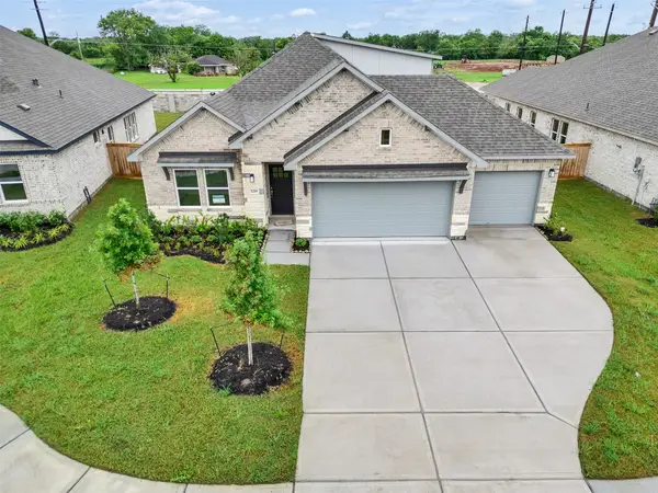 3218 Emerald Hills Drive, Angleton, TX 77515