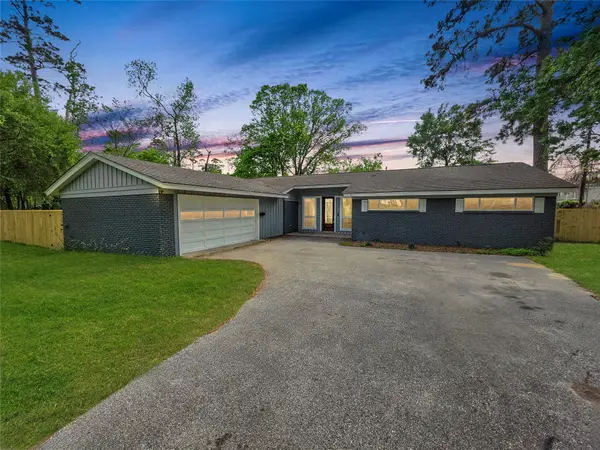 910 Royal Oak Drive, Dickinson, TX 77539