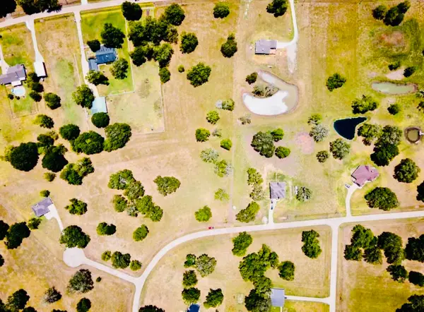 352 Horse Shoe Trail, Angleton, TX 77515