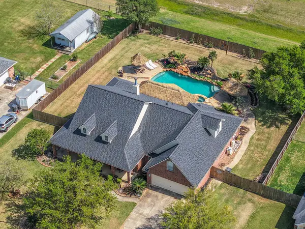 9934 Palm Drive, Mont Belvieu, TX 77523