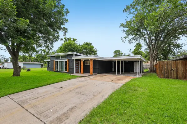 159 Oak Drive, Lake Jackson, TX 77566